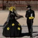 Una pareja de migrantes mexicanos que buscan asilo en Estados Unidos, vestidos como Catrina y Catrín, junto a la frontera. Foto:D W