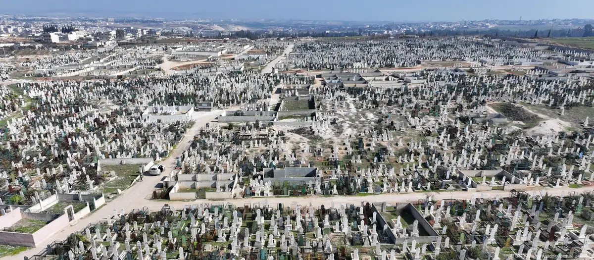 La masacre de Hama en 1982 dejó marcas epigenéticas en los descendientes de supervivientes. En la foto, vista aérea del cementerio en el centro de la ciudad donde el régimen sirio asesinó a miles de civiles. Foto: DW