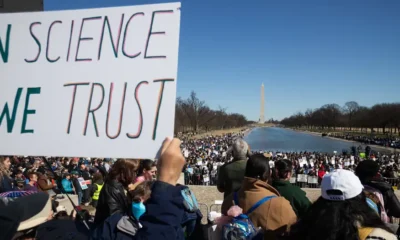 Miles de personas se manifiestaron en el Lincoln Memorial contra los recortes a la ciencia y a la investigación, dos áreas especialmente afectadas por la administración Trump y los recortes de Elon Musk. Foto: DW