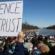 Miles de personas se manifiestaron en el Lincoln Memorial contra los recortes a la ciencia y a la investigación, dos áreas especialmente afectadas por la administración Trump y los recortes de Elon Musk. Foto: DW