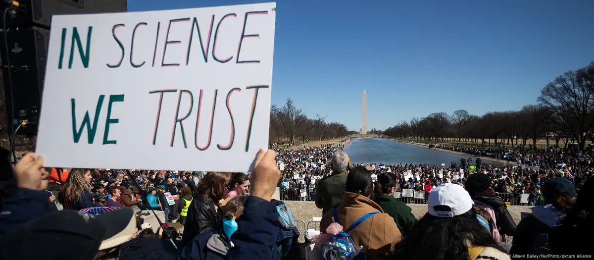 Miles de personas se manifiestaron en el Lincoln Memorial contra los recortes a la ciencia y a la investigación, dos áreas especialmente afectadas por la administración Trump y los recortes de Elon Musk. Foto: DW