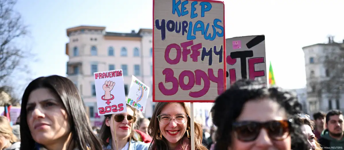 Mujeres protestan en Berlín, Alemania, en el marco del Día Internacional de la Mujer. Foto: DW