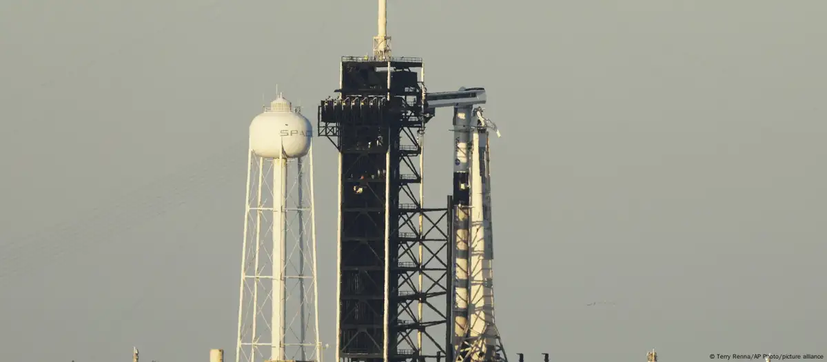 El cohete Falcon 9 de SpaceX con una tripulación de cuatro personas a bordo de la nave espacial Crew Dragon debía partir este miércoles desde el Centro Espacial Kennedy en Cabo Cañaveral, Florida. Foto: DW