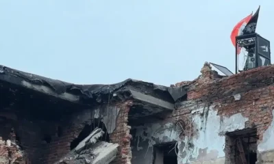 Banderas sobre un edificio derruido en la región de Kursk. Foto: DW