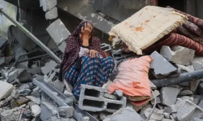 Una mujer llora sentada sobre los escombros de su casa, destruida por un ataque israelí, en el campo de refugiados de Nuseirat, en el centro de la Franja de Gaza. Foto: DW