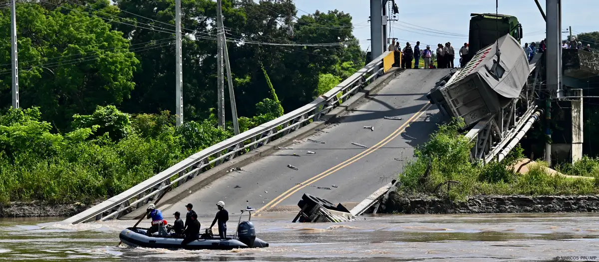 El puente colgante colapsado en el río Magro, en la provincia de Guayas, Ecuador. Foto: DW.