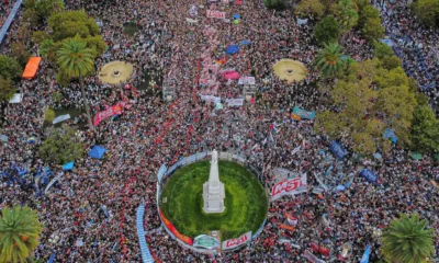 Manifestantes argentinos colmaron la Plaza de Mayo en Buenos Aires el lunes (24.03.2025) para recordar y honrar a los miles de desaparecidos durante la dictadura militar. Foto: DW