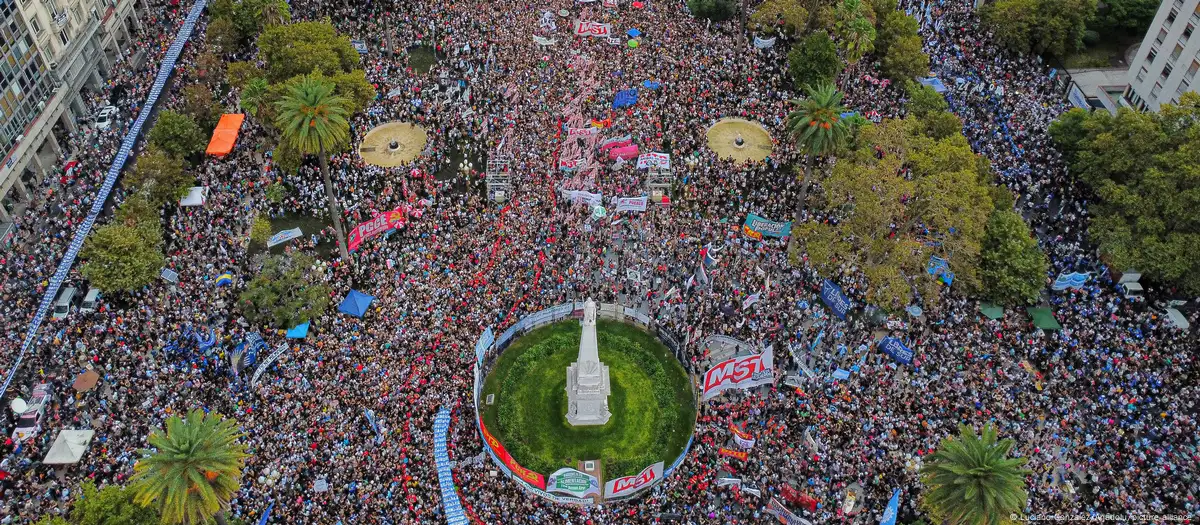 Manifestantes argentinos colmaron la Plaza de Mayo en Buenos Aires el lunes (24.03.2025) para recordar y honrar a los miles de desaparecidos durante la dictadura militar. Foto: DW