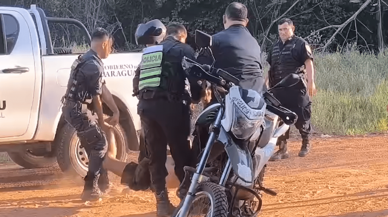 Se requirió la intervención de varios agentes. Foto: Captura.