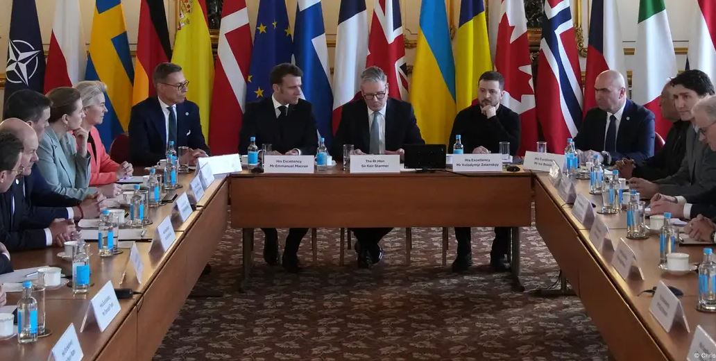 Zelenski fue recibido por los otros 18 participantes en la reunión, entre los que se encuentran el presidente francés Emmanuel Macron, el canciller alemán Olaf Scholz, el secretario general de la OTAN, Mark Rutte, y el presidente del gobierno español Pedro Sánchez. Foto: DW.