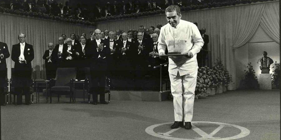 Gabriel García Marquéz recibiendo el Premio Nobel. Cortesía