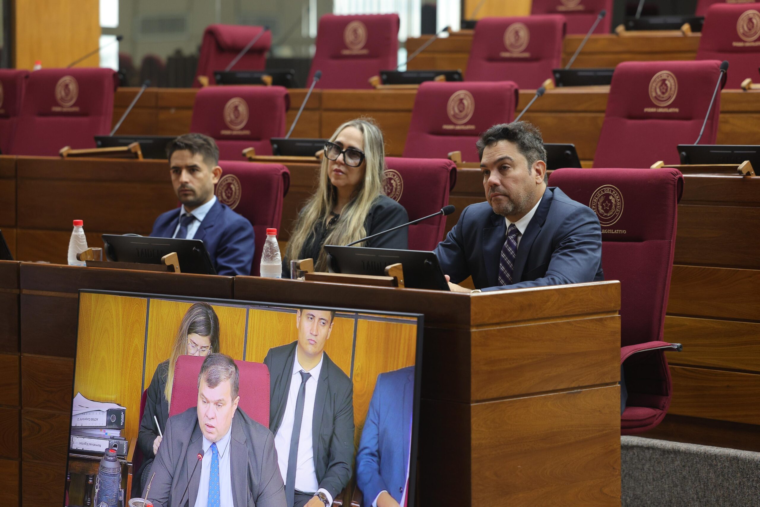 Óscar Tuma ante la Comisión Bicameral. Foto: Gentileza.