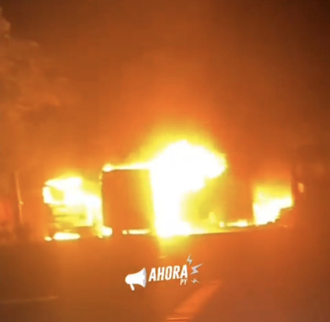 Imágenes del incendio en la empresa. Foto: captura de pantalla.