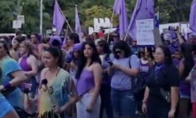 Movilización de mujeres en la Capital. Foto: Radio 1080 AM.