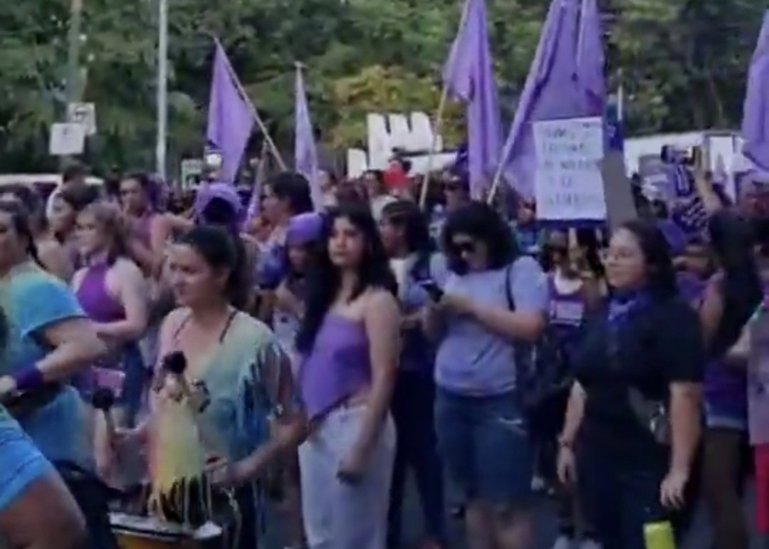 Movilización de mujeres en la Capital. Foto: Radio 1080 AM.