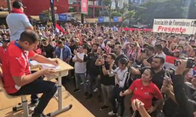 Intendente Miguel Prieto en un pupitre escolar. Foto: Captura de pantalla.