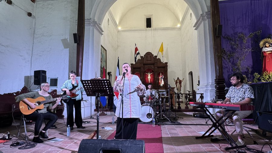 Presentación de Lizza Bogado en Iglesia Colonial de Nicoya (Costa Rica). Cortesía