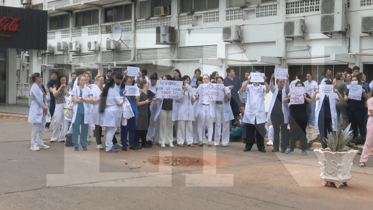 Manifestación de médicos residentes del IPS. Foto: El Nacional.