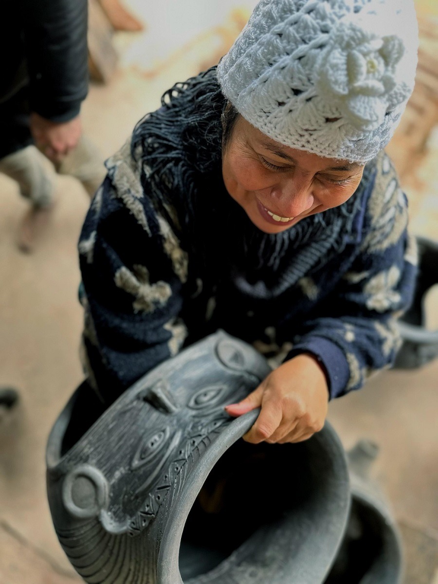 Mujer artesa de ñai'ũpo. Cortesía