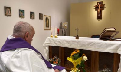 En la imagen difundida por el Vaticano se ve al Papa sentado ante el altar de su capilla privada en el hospital Gemelli de Roma. Foto: Vaticano.