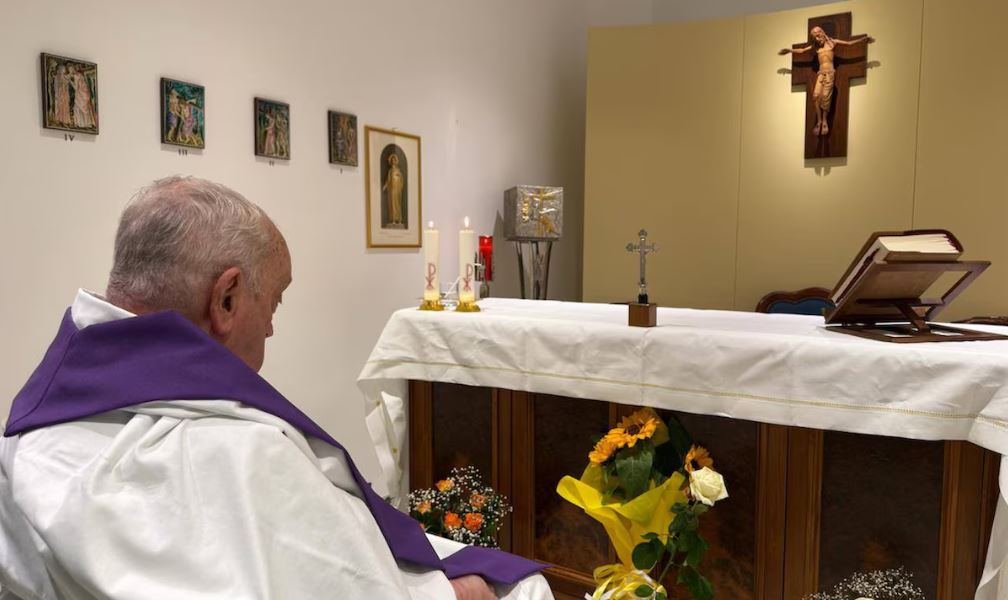 En la imagen difundida por el Vaticano se ve al Papa sentado ante el altar de su capilla privada en el hospital Gemelli de Roma. Foto: Vaticano.