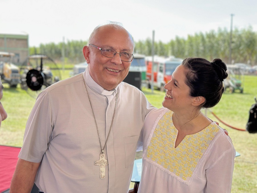 El obispo de la Diócesis de Carapeguá, Celestino Ocampo, y la ministra de Cultura, Adriana Ortiz. Cortesía