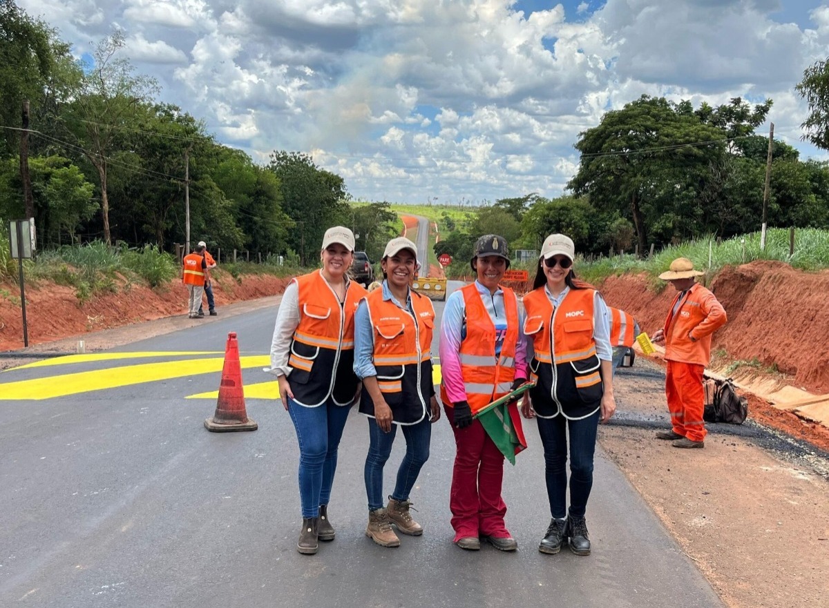 Mujeres indígenas trabajan en obras públicas. Foto: MOPC.