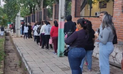 Los padres formaron largas filas desde la madrugada. Foto: Gentileza.