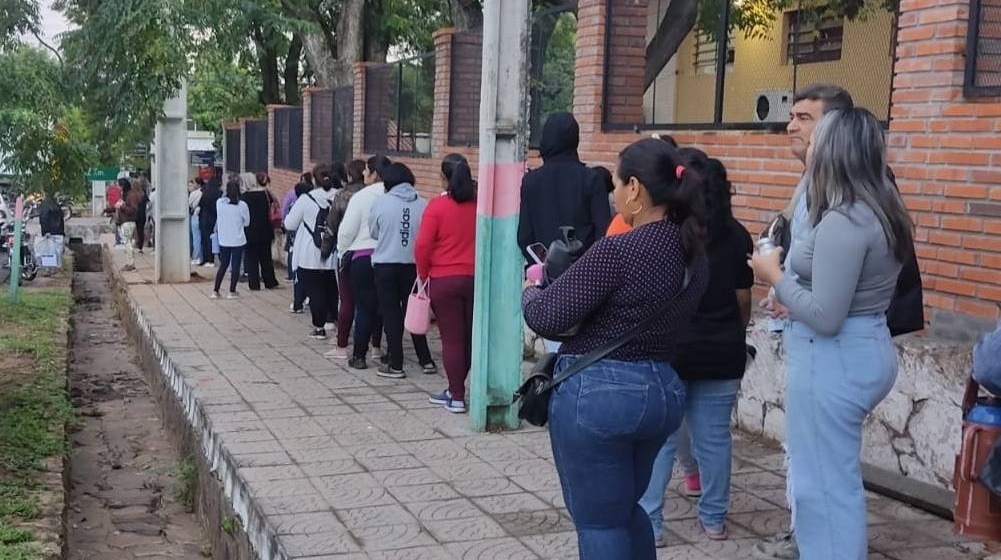 Los padres formaron largas filas desde la madrugada. Foto: Gentileza.