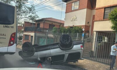 El vehículo quedó bloqueando media calzada. Foto: Gentileza.