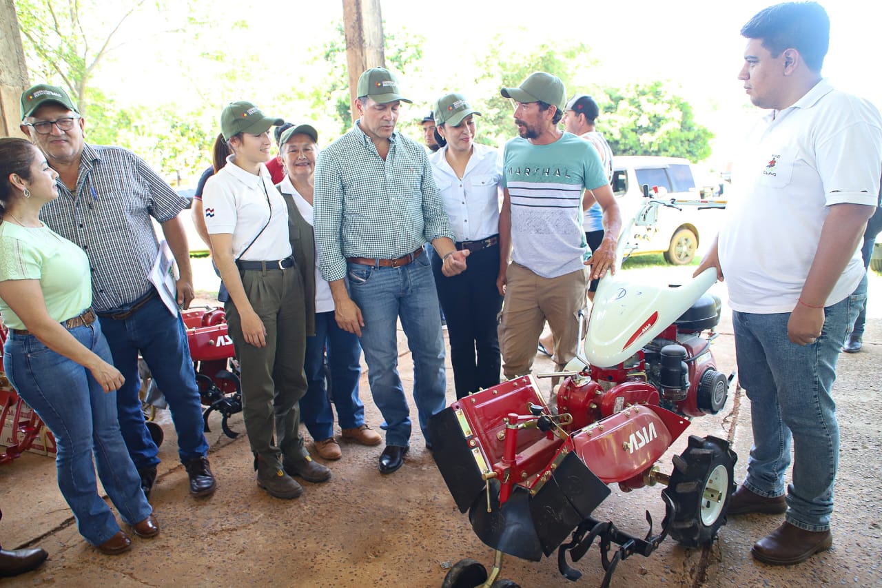 Ministro Carlos Giménez durante la entrega de insumos, Foto: MAG.