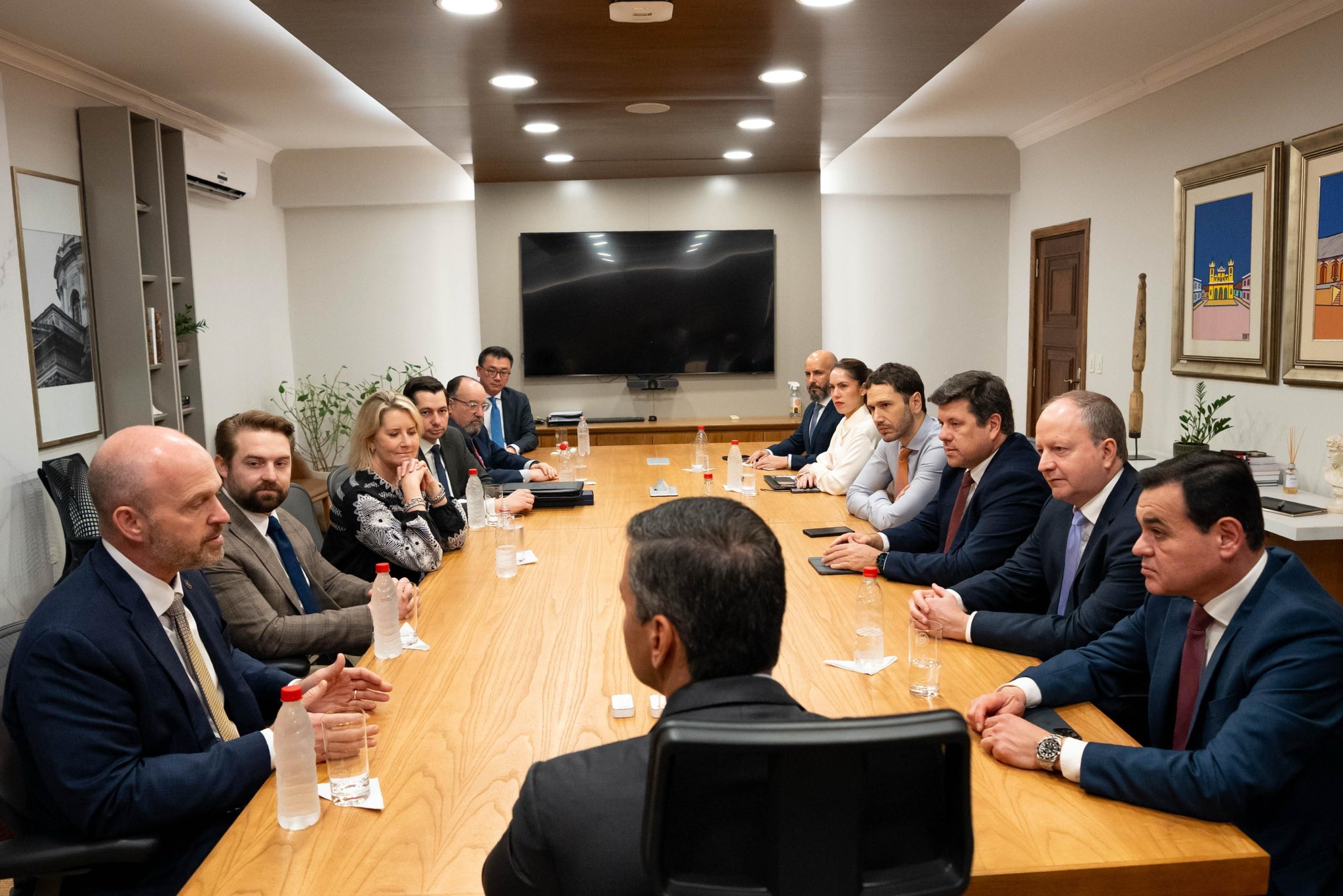 Santiago Peña se reunió con comitiva de la Fundación Heritage de EE. UU. Foto: Agencia IP.